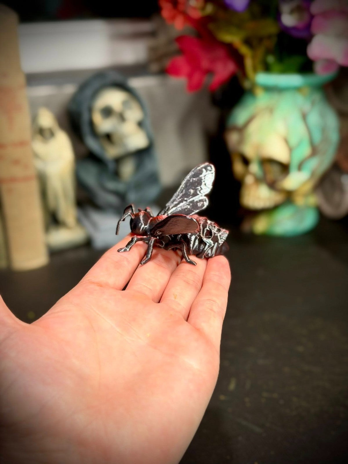 Skull Bee Spine Hugger - Magnet - Gothic Decor - Gardening Decor (unpainted)