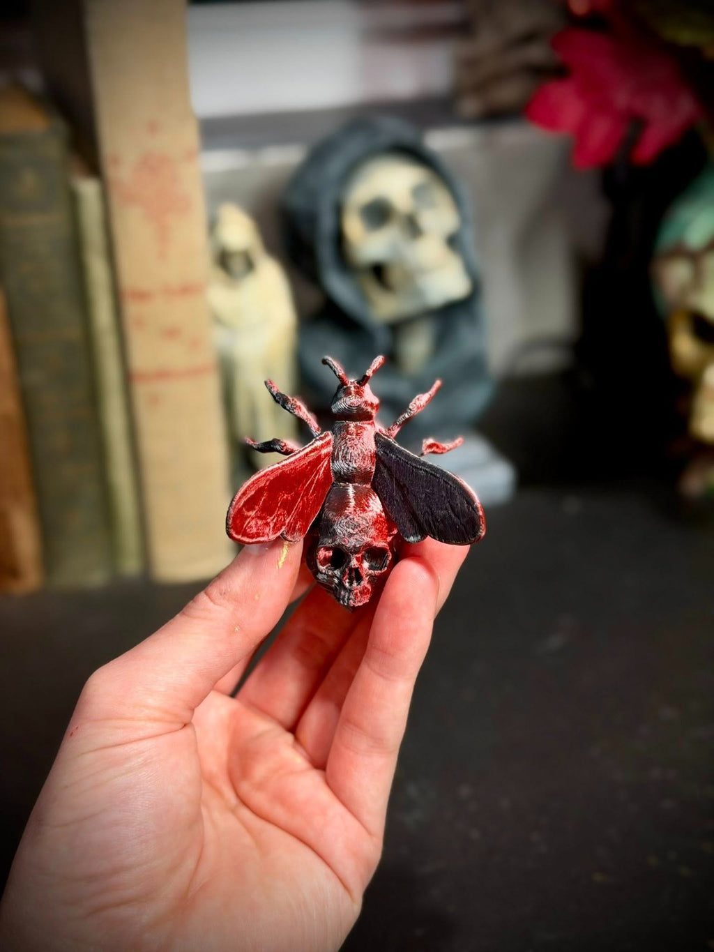 Skull Bee Spine Hugger - Magnet - Gothic Decor - Gardening Decor (unpainted)